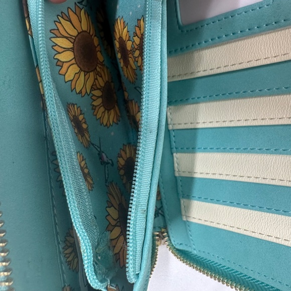 Loungefly Pocahontas Wallet - Picture 5 of 5